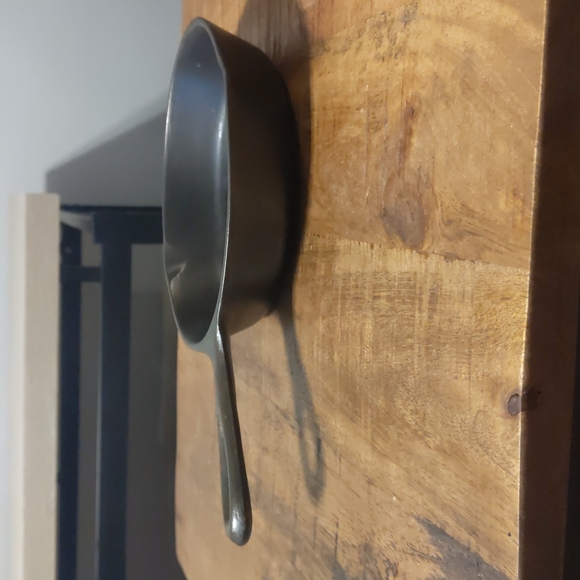 Vintage Unmarked Lodge Cast Iron Skillet, #3 - Picture 6 of 15